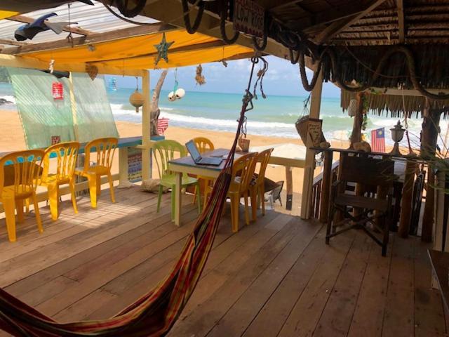 Beachfront Hut Upstairs Astra - Beach Shack Chalet Kampong Juara Esterno foto