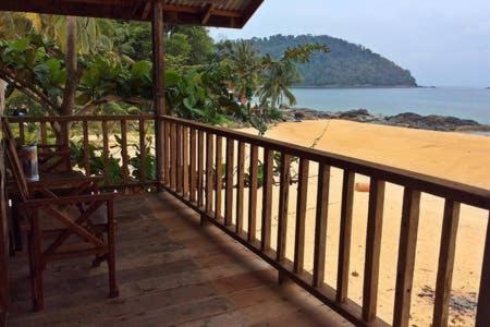 Beachfront Hut Upstairs Astra - Beach Shack Chalet Kampong Juara Esterno foto