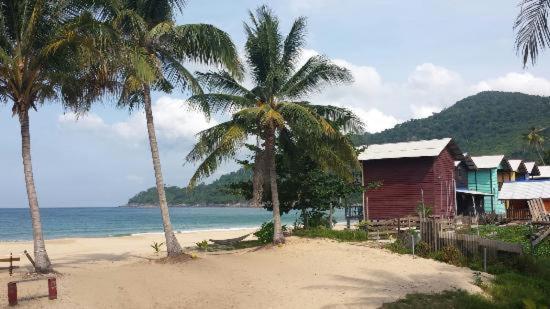 Beachfront Hut Upstairs Astra - Beach Shack Chalet Kampong Juara Esterno foto