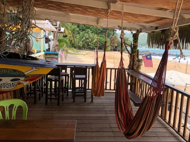 Beachfront Hut Upstairs Astra - Beach Shack Chalet Kampong Juara Esterno foto