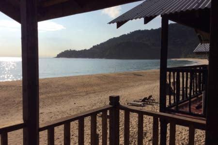 Beachfront Hut Upstairs Astra - Beach Shack Chalet Kampong Juara Esterno foto