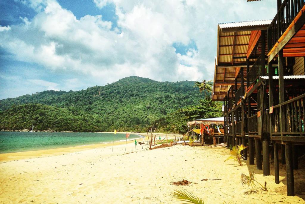 Beachfront Hut Upstairs Astra - Beach Shack Chalet Kampong Juara Esterno foto