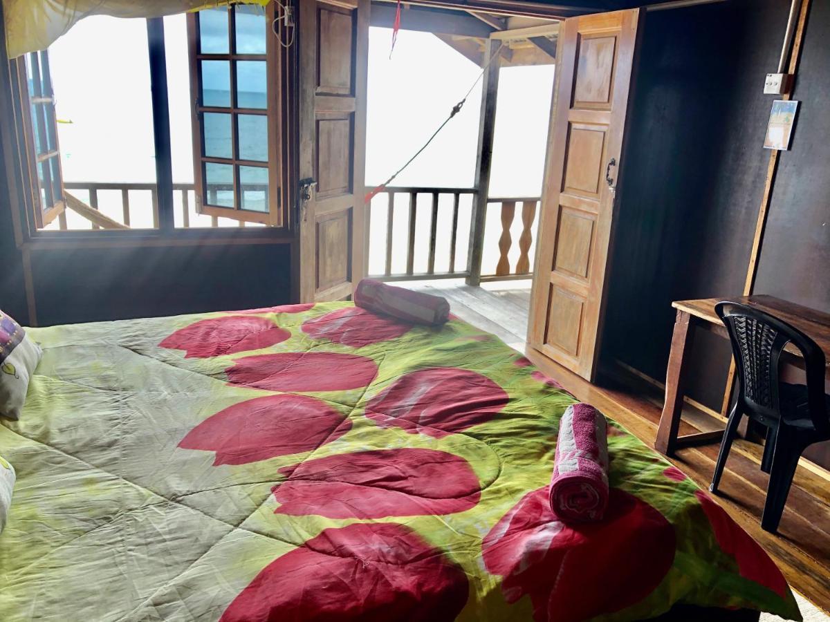 Beachfront Hut Upstairs Astra - Beach Shack Chalet Kampong Juara Esterno foto