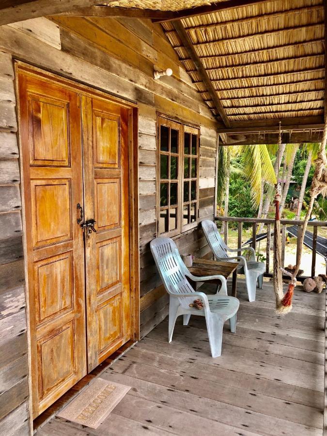 Beachfront Hut Upstairs Astra - Beach Shack Chalet Kampong Juara Esterno foto