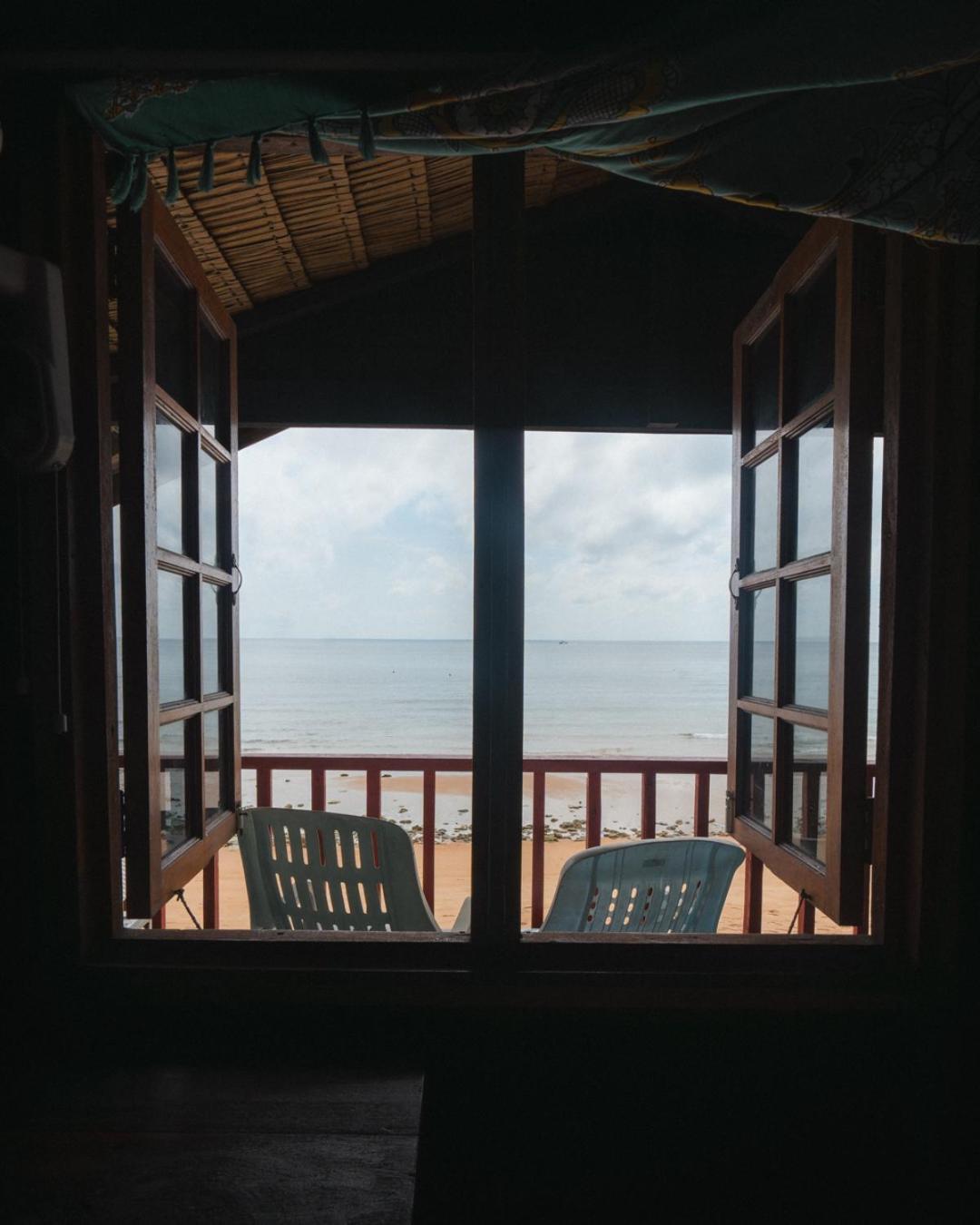 Beachfront Hut Upstairs Astra - Beach Shack Chalet Kampong Juara Esterno foto